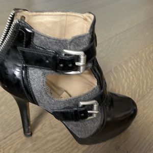 Michael kors bootie black leather and grey felt with buckle. Zip close in back